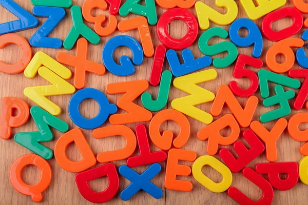 Uma Vista Superior Letras Coloridas Alfabeto Plástico Números Uma Superfície — Fotografia de Stock