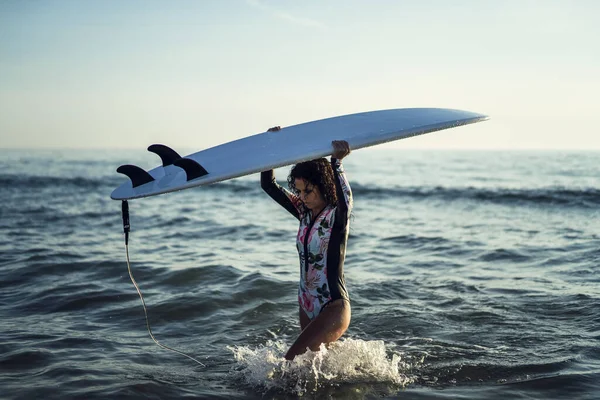 Een Mooie Jonge Surfer Vrouw Met Een Surfplank Die Plezier — Stockfoto