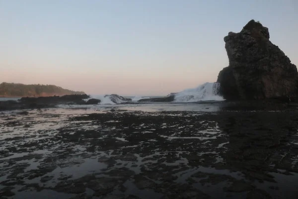 Costa Rocosa Silueta Con Meseta Roca Reflectante Llena Agua Atardecer — Foto de Stock