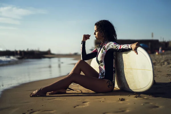 Shallow Focus Young Female Surfboard Sitting Beach Sunlight — Stock Photo, Image