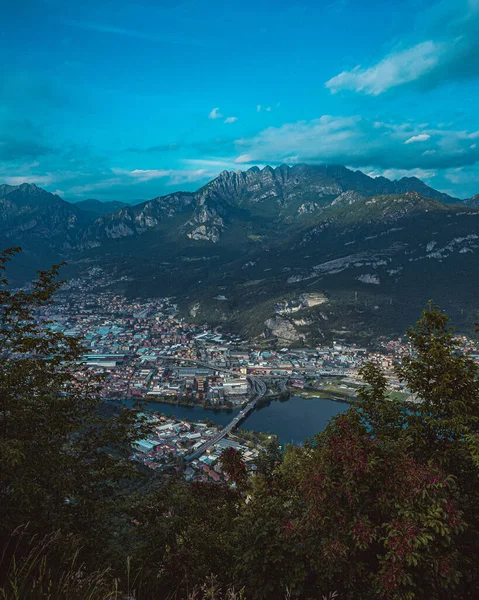 Ένα Όμορφο Τοπίο Που Περιβάλλεται Από Βουνά Κάτω Από Τον — Φωτογραφία Αρχείου