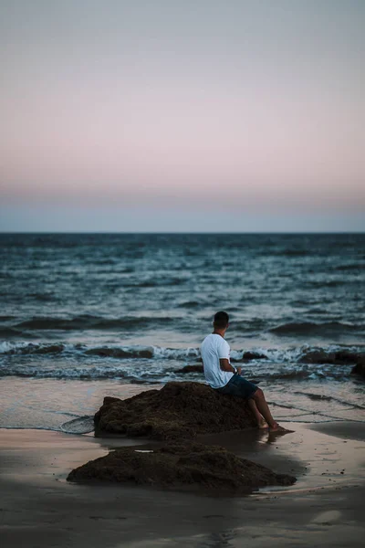 Μια Καταπληκτική Φωτογραφία Ενός Άντρα Που Κάθεται Ένα Βράχο Στην — Φωτογραφία Αρχείου