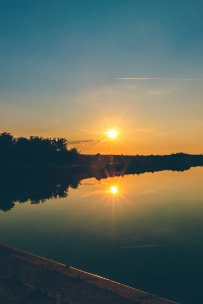 Μια Μαγευτική Θέα Στο Ηλιοβασίλεμα Πάνω Από Λίμνη — Φωτογραφία Αρχείου