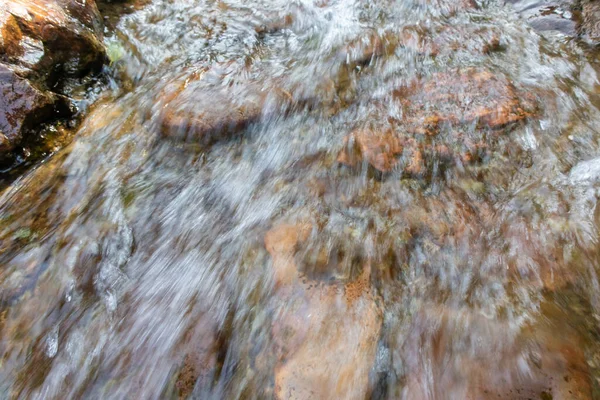 Tiro Close Uma Superfície Cachoeira Rochosa Com Pedras Marrons — Fotografia de Stock