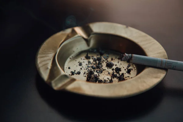 Tiro Perto Cigarro Meio Fumado Cinzeiro Com Cinzas — Fotografia de Stock