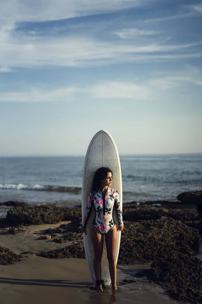 Tiro Vertical Uma Jovem Mulher Maiô Segurando Uma Prancha Surf — Fotografia de Stock