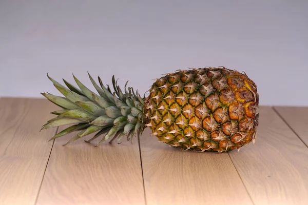 Detailní Záběr Celý Ananas Dřevěném Stole — Stock fotografie