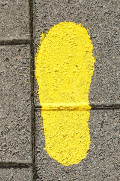 Высокоугольный Снимок Жёлтого Отпечатка Ноги Кафельной Земле — стоковое фото