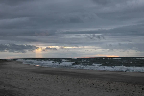 Een Golvend Zee Zandstrand Onder Bewolkte Lucht — Stockfoto