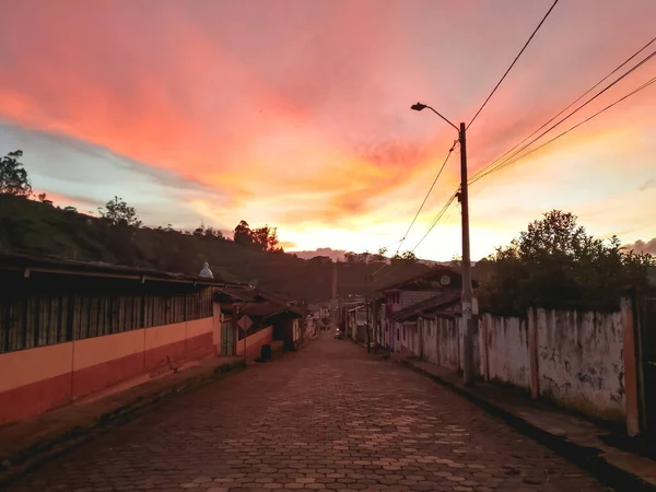 村の上に美しい夕日 — ストック写真