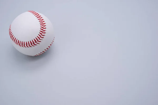 Uma Bola Beisebol Isolada Fundo Azul Claro — Fotografia de Stock