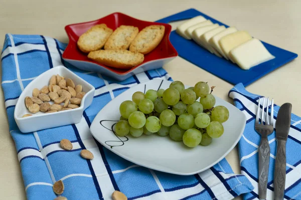 Primo Piano Uva Cracker Formaggio Posate Sul Tavolo — Foto Stock