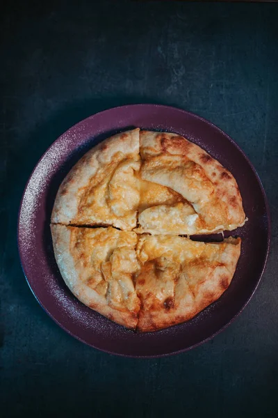 Ένα Κοντινό Πλάνο Νόστιμης Σπιτικής Πίτσας Πιάτο — Φωτογραφία Αρχείου