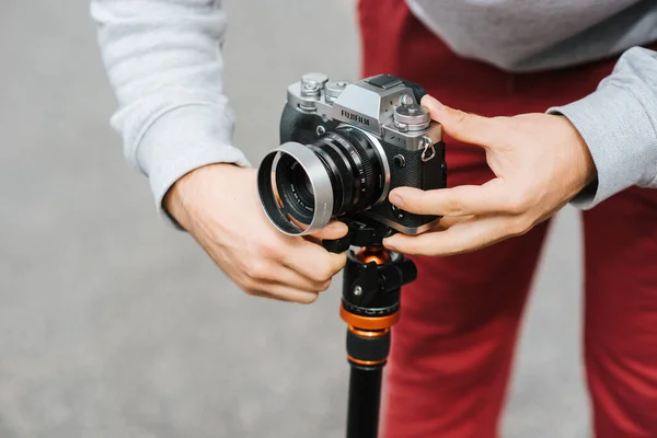 Primer Plano Fotógrafo Disparando Con Una Cámara Trípode — Foto de Stock