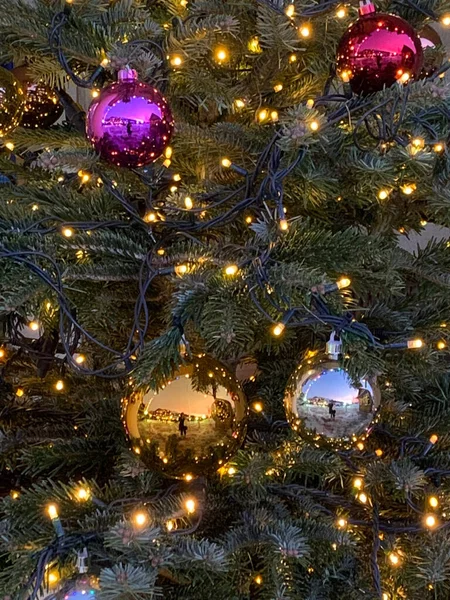 Gros Plan Arbre Noël Avec Belles Boules Décoratives Des Lumières — Photo