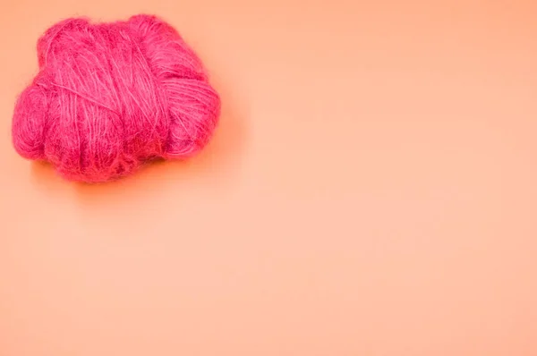橙色表面上粉色纱线球的高角镜头 — 图库照片