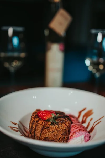 Primer Plano Delicioso Pastel Fresa Con Helado Mesa — Foto de Stock