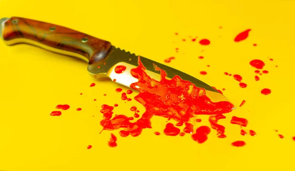 Крупним Планом Знімок Ножа Слідами Крові Жовтій Поверхні — стокове фото