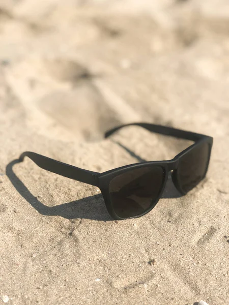 Ένα Κάθετο Πλάνο Από Ένα Ζευγάρι Γυαλιά Ηλίου Στην Άμμο — Φωτογραφία Αρχείου