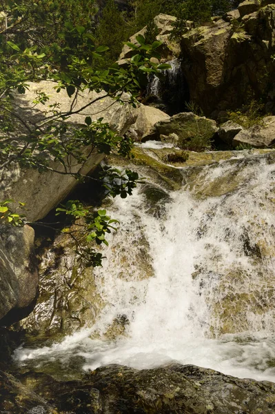 Schöne Aufnahme Eines Wasserfalls Einer Felsigen Landschaft — Stockfoto