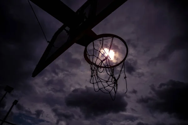 Low Angle Shot Basketball Ring Gloomy Sky — Stock Photo, Image