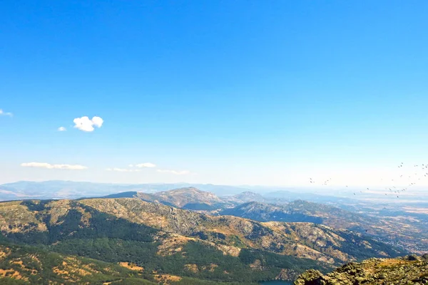 Les Montagnes Couvertes Verts Luisant Sous Ciel Bleu — Photo