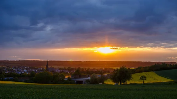 Ein Faszinierender Blick Auf Frische Grüne Felder Bei Malerischem Sonnenuntergang — Stockfoto