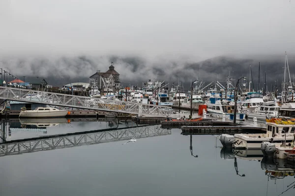 Whittier アメリカ 2018年9月22日 Whittier Usa 2018年9月21日 アット ウィッティアーを背景に穏やかな霧に覆われた港に停泊中のボート — ストック写真