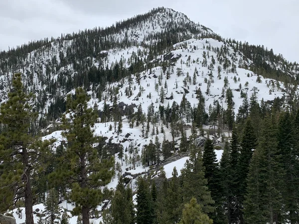 雪の山の魅惑的な景色 壁紙に最適 — ストック写真