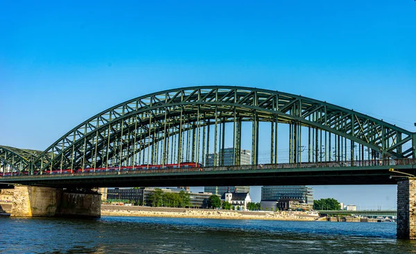 Прекрасний Вид Міст Над Річкою Вдень — стокове фото