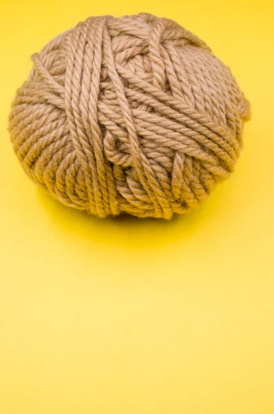 Tiro Vertical Una Bola Hilo Sobre Una Superficie Amarilla — Foto de Stock