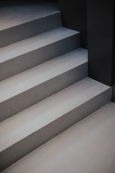 現代の家の白い階段の垂直ショット — ストック写真