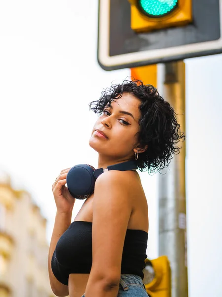 Een Verticaal Schot Van Mooie Braziliaanse Vrouw Met Koptelefoon Straat — Stockfoto