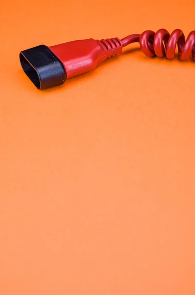 Крупный План Красного Сетевого Кабеля Оранжевом Фоне — стоковое фото