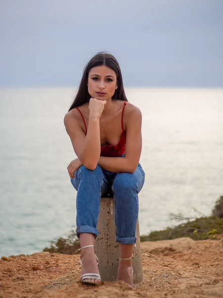 Una Hermosa Joven Mujer Vistiendo Una Sexy Camiseta Roja Jeans —  Fotos de Stock