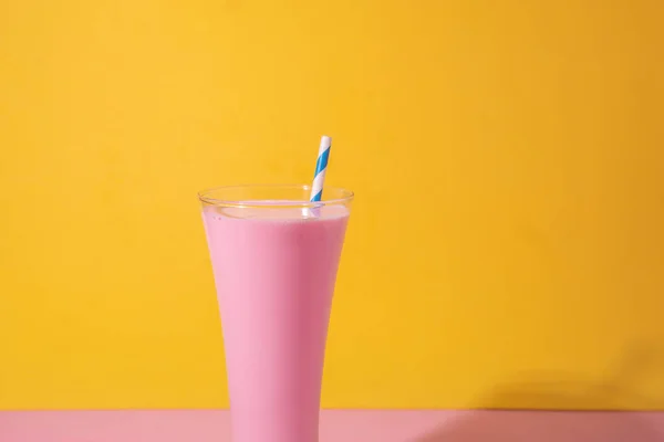 Sklenice Jahodového Smoothie Izolované Žlutém Růžovém Pozadí — Stock fotografie