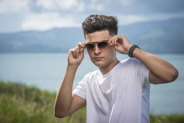 Detailní Portrét Atraktivního Mladého Muže Přírodním Pozadím Nasazením Slunečních Brýlí — Stock fotografie