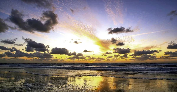 海に沈む夕日の美しいショット — ストック写真