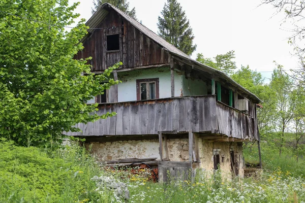 Stary Zrujnowany Opuszczony Dom Wsi — Zdjęcie stockowe