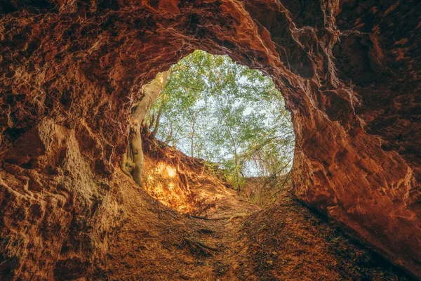 Nízký Úhel Záběru Kulaté Díry Jako Vchodu Jeskyně — Stock fotografie