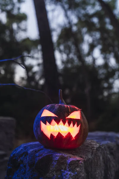 Een Halloween Pompoen Met Een Eng Gezicht Een Rots Een — Stockfoto