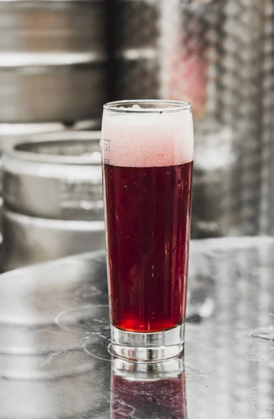 Plan Vertical Verre Bière Rouge Irlandaise Dans Une Brasserie Artisanale — Photo