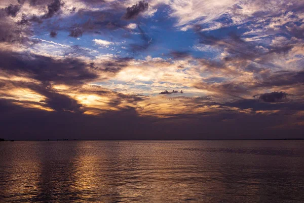 Uma Vista Hipnotizante Pôr Sol Multicolorido Sobre Mar — Fotografia de Stock