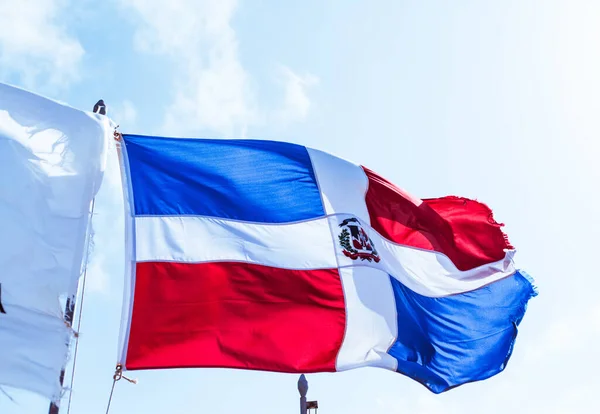 Närbild Bild Dominikanska Republiken Flaggan Viftar Skyn — Stockfoto