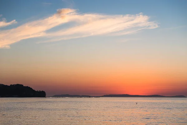 Una Hermosa Toma Colorido Cielo Atardecer Sobre Mar — Foto de Stock