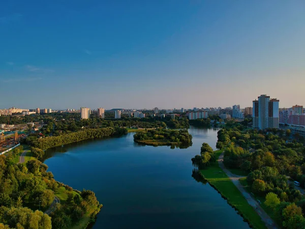 Tiro Aéreo Rio Floresta Fundo Cidade — Fotografia de Stock