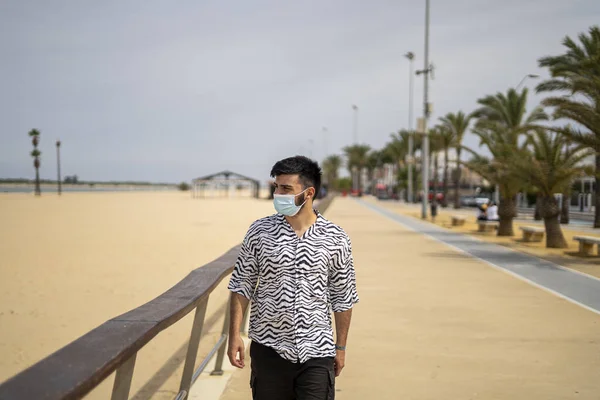 Hispanic Man Wearing Protective Mask While Strolling Beach Sunny Day — Stock Photo, Image