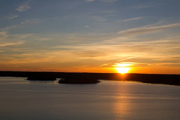 Coucher Soleil Envoûtant Avec Des Nuages Colorés Réfléchissant Sur Une — Photo