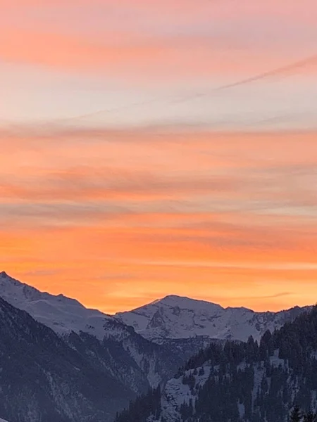 Uma Incrível Foto Uma Paisagem Montanha Nevada Durante Pôr Sol — Fotografia de Stock