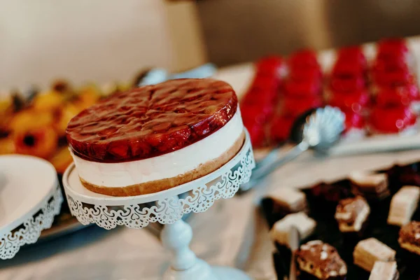 お祝い事やお菓子 ケーキと一緒にウェディングテーブルのクローズアップショット — ストック写真